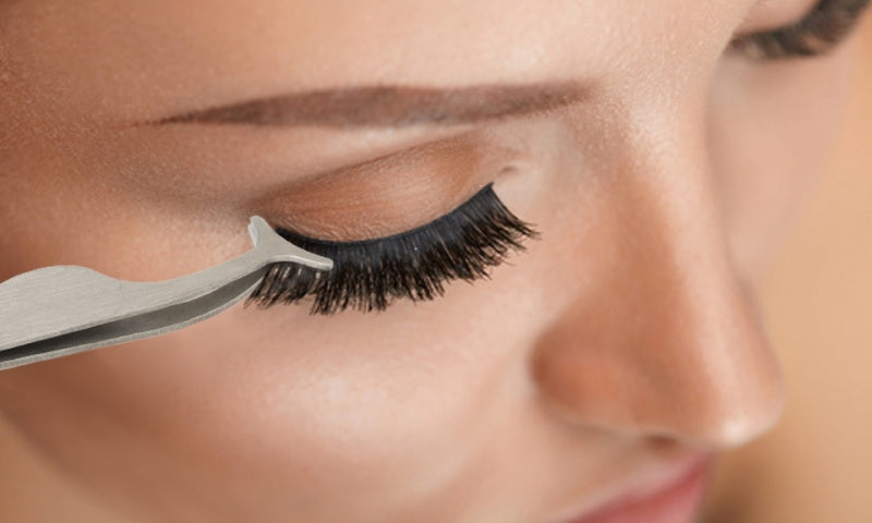 Comment poser des faux cils magnétiques en 4 étapes (sans colle)